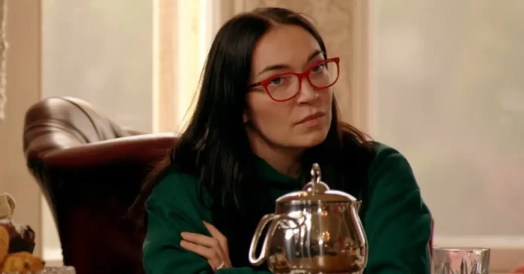 Why did amanda leave traitors